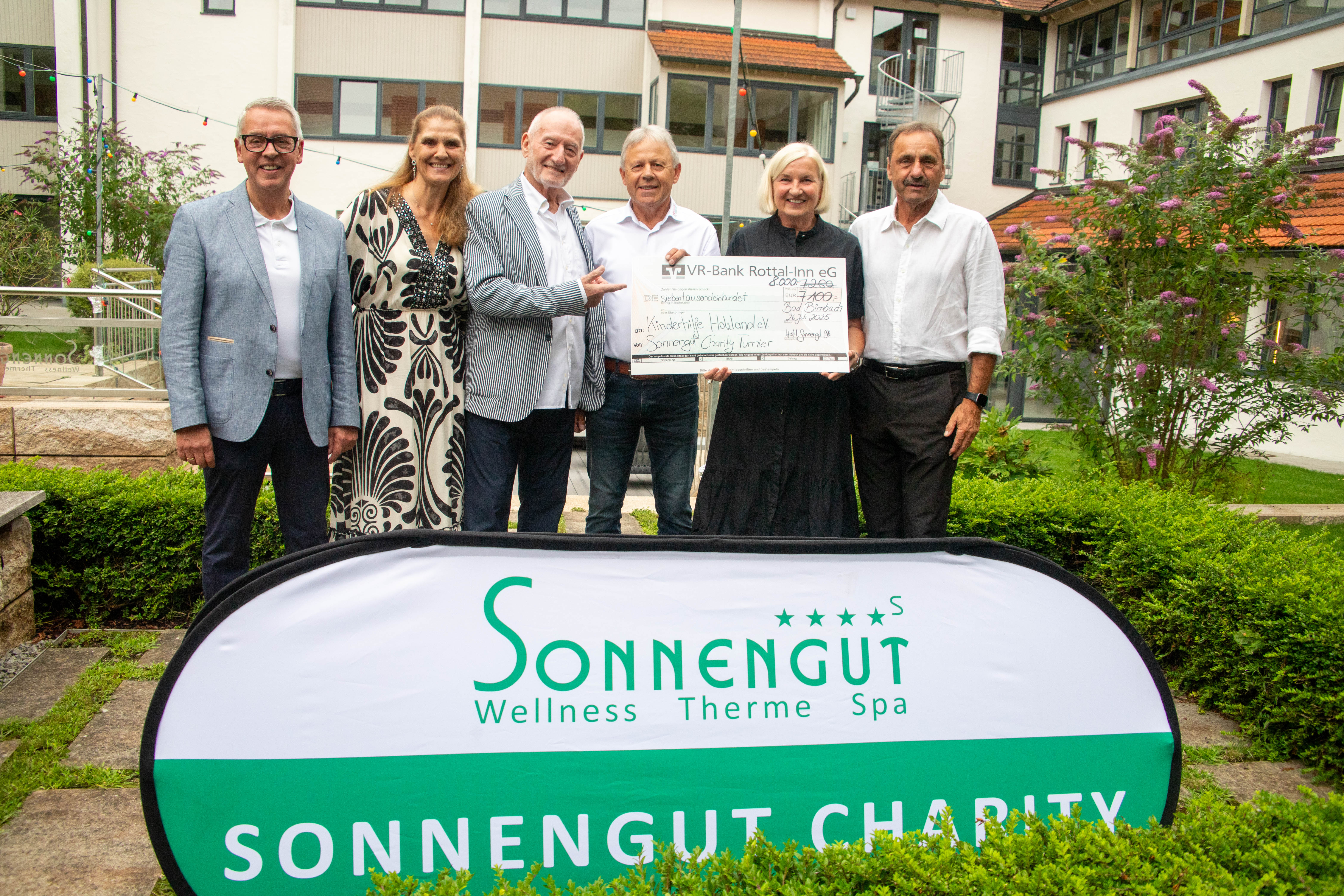 Bei der Spendenübergabe v.l. Hans-Jörg Franzke, Corinna Binzer-Schauer und Schirmherr Sepp Schauer, Peter Stuiber (Kinderhilfe Holzland), Petra Franzke und Robert Sammereier. Foto: Gröll