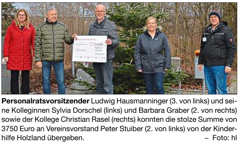 Klinikmitarbeiter überreichen 3750 Euro